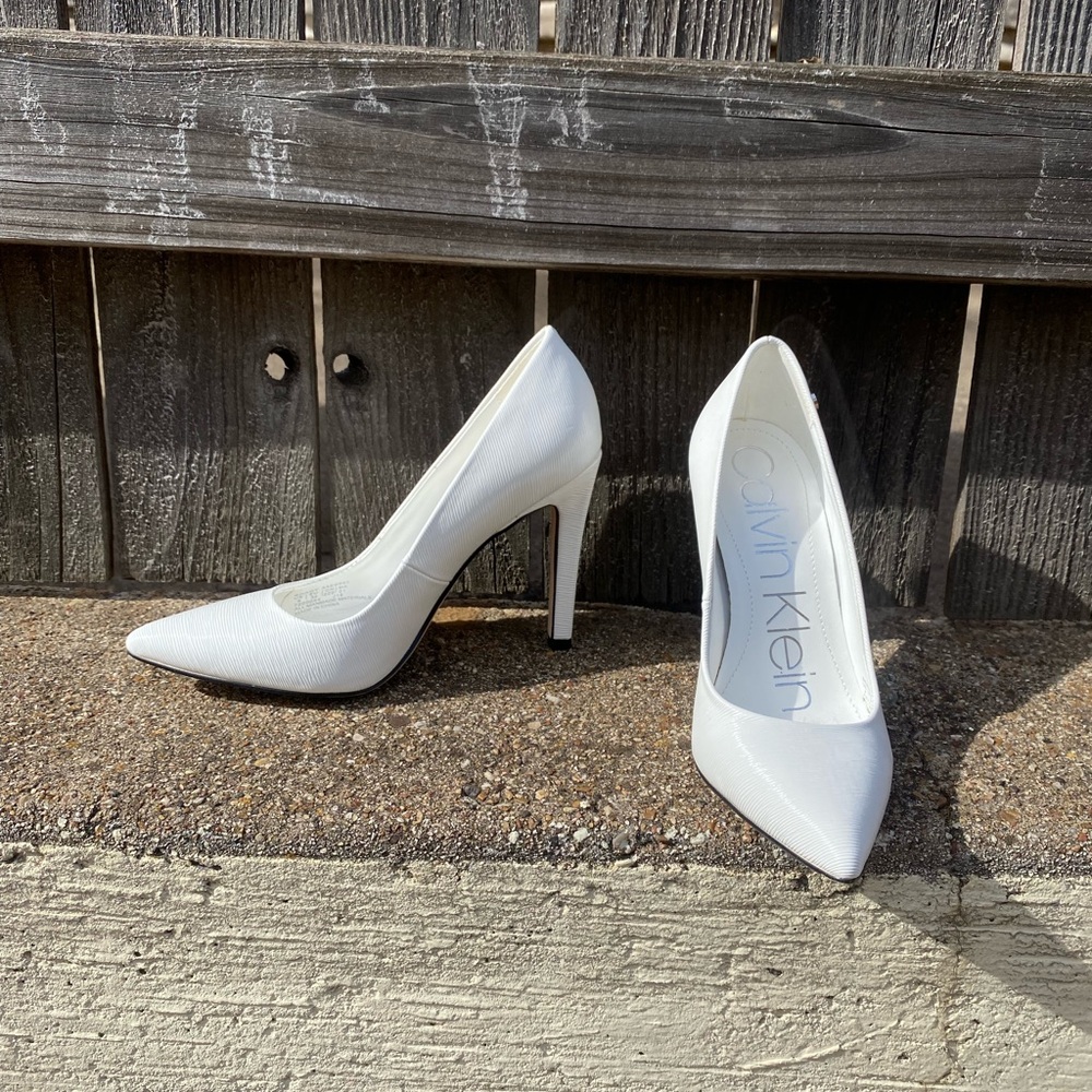 Calvin Klein Women's Brady Pump, white, size 4M